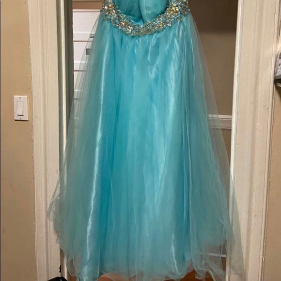Prom dress - Picture 2 of 4